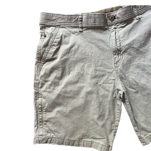 Weatherproof shorts, zip pocket, belt loops, birch (khaki) Size 42 runs big VGUC - Picture 3 of 13